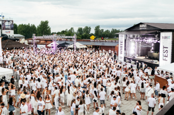 &Mcy;&ucy;&zcy;&ycy;&kcy;&acy;&lcy;&softcy;&ncy;&ycy;&jcy; &fcy;&iecy;&scy;&tcy;&icy;&vcy;&acy;&lcy;&softcy; &laquo;&Bcy;&acy;&rcy;&khcy;&acy;&tcy; &vcy; &bcy;&iecy;&lcy;&ocy;&mcy;&raquo;