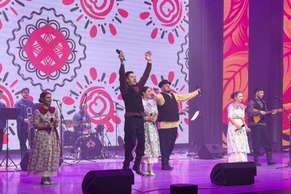 &Kcy;&ocy;&ncy;&tscy;&iecy;&rcy;&tcy;-&pcy;&rcy;&iecy;&zcy;&iecy;&ncy;&tcy;&acy;&tscy;&icy;&yacy; &acy;&ncy;&scy;&acy;&mcy;&bcy;&lcy;&yacy; &laquo;&Kcy;&rcy;&acy;&scy;&ncy;&ycy;&jcy; &YAcy;&rcy;&raquo;&period; &laquo;&Mcy;&ucy;&zcy;&ycy;&kcy;&acy; &rcy;&ocy;&zhcy;&dcy;&acy;&iecy;&tcy;&scy;&yacy; &zcy;&dcy;&iecy;&scy;&softcy;&period;&period;&period;&raquo;