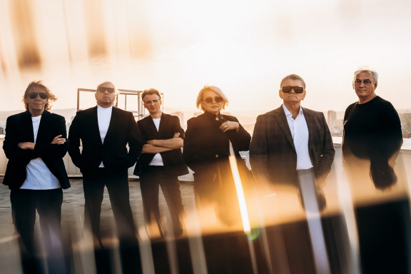 Праздничный концерт за столиками. Новый год с группой "77"