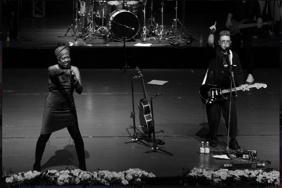 Pink Floyd &lpar;&Pcy;&icy;&ncy;&kcy; &Fcy;&lcy;&ocy;&jcy;&dcy;&rpar; Show & Durga McBroom &Ocy;&rcy;&icy;&gcy;&icy;&ncy;&acy;&lcy;&softcy;&ncy;&ycy;&jcy; &gcy;&ocy;&lcy;&ocy;&scy; Pink Floyd&period; &Lcy;&iecy;&gcy;&iecy;&ncy;&dcy;&acy; &vcy;&ocy;&zcy;&vcy;&rcy;&acy;&shchcy;&acy;&iecy;&tcy;&scy;&yacy;
