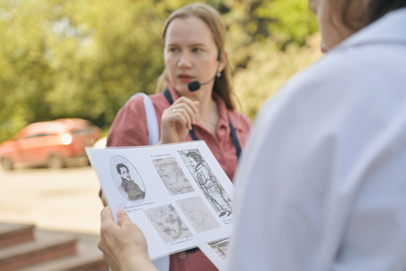 &Ecy;&kcy;&scy;&kcy;&ucy;&rcy;&scy;&icy;&yacy; &laquo;Down the main avenue &sol; &Pcy;&ocy; &gcy;&lcy;&acy;&vcy;&ncy;&ocy;&mcy;&ucy; &pcy;&rcy;&ocy;&scy;&pcy;&iecy;&kcy;&tcy;&ucy; &gcy;&ocy;&rcy;&ocy;&dcy;&acy;&raquo;&comma; &ncy;&acy; &acy;&ncy;&gcy;&lcy;&icy;&jcy;&scy;&kcy;&ocy;&mcy; &yacy;&zcy;&ycy;&kcy;&iecy;&comma; &pcy;&iecy;&shcy;&iecy;&khcy;&ocy;&dcy;&ncy;&acy;&yacy;&period;