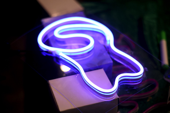 Бой с тенью. Неоновый свет сцен