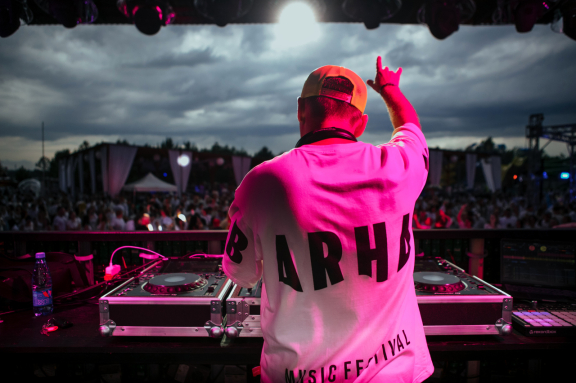 &Mcy;&ucy;&zcy;&ycy;&kcy;&acy;&lcy;&softcy;&ncy;&ycy;&jcy; &fcy;&iecy;&scy;&tcy;&icy;&vcy;&acy;&lcy;&softcy; &laquo;&Bcy;&acy;&rcy;&khcy;&acy;&tcy; &vcy; &bcy;&iecy;&lcy;&ocy;&mcy;&raquo;