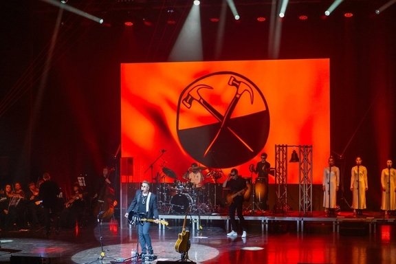 Pink Floyd &lpar;&Pcy;&icy;&ncy;&kcy; &Fcy;&lcy;&ocy;&jcy;&dcy;&rpar; Show & Durga McBroom &Ocy;&rcy;&icy;&gcy;&icy;&ncy;&acy;&lcy;&softcy;&ncy;&ycy;&jcy; &gcy;&ocy;&lcy;&ocy;&scy; Pink Floyd&period; &Lcy;&iecy;&gcy;&iecy;&ncy;&dcy;&acy; &vcy;&ocy;&zcy;&vcy;&rcy;&acy;&shchcy;&acy;&iecy;&tcy;&scy;&yacy;