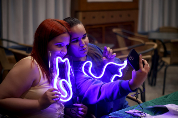 Бой с тенью. Неоновый свет сцен